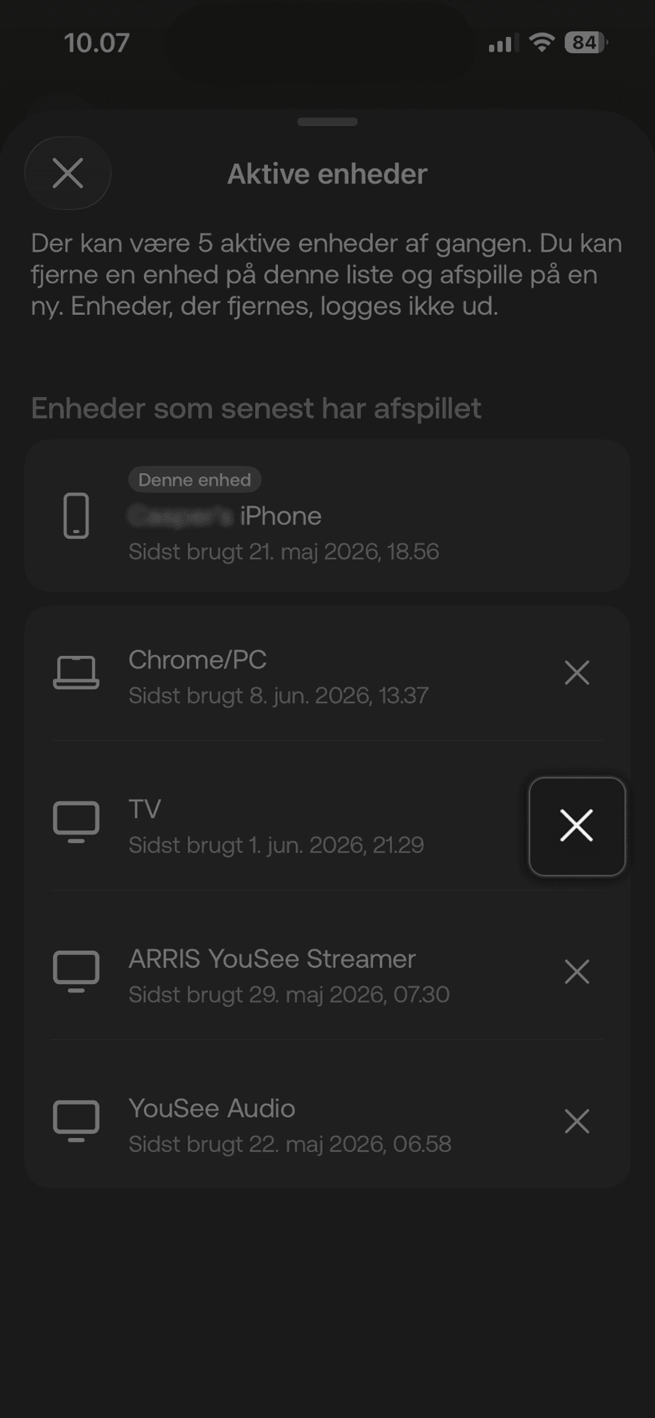 Oversigt over aktive enheder i YouSee Play-app med mulighed for at fjerne aktive enheder som iPhone, Chrome, TV, streamer og audio. Krydset til højre for Tv er markeret og valgt.