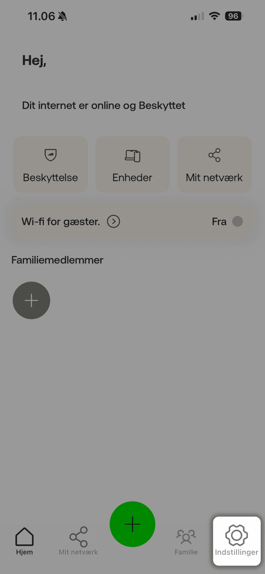 Mit Internet-appens forside med teksten “Dit internet er online og Beskyttet”, hvor tre felter for Beskyttelse, Enheder og Mit netværk vises, og fanen Indstillinger er valgt nederst til højre.
