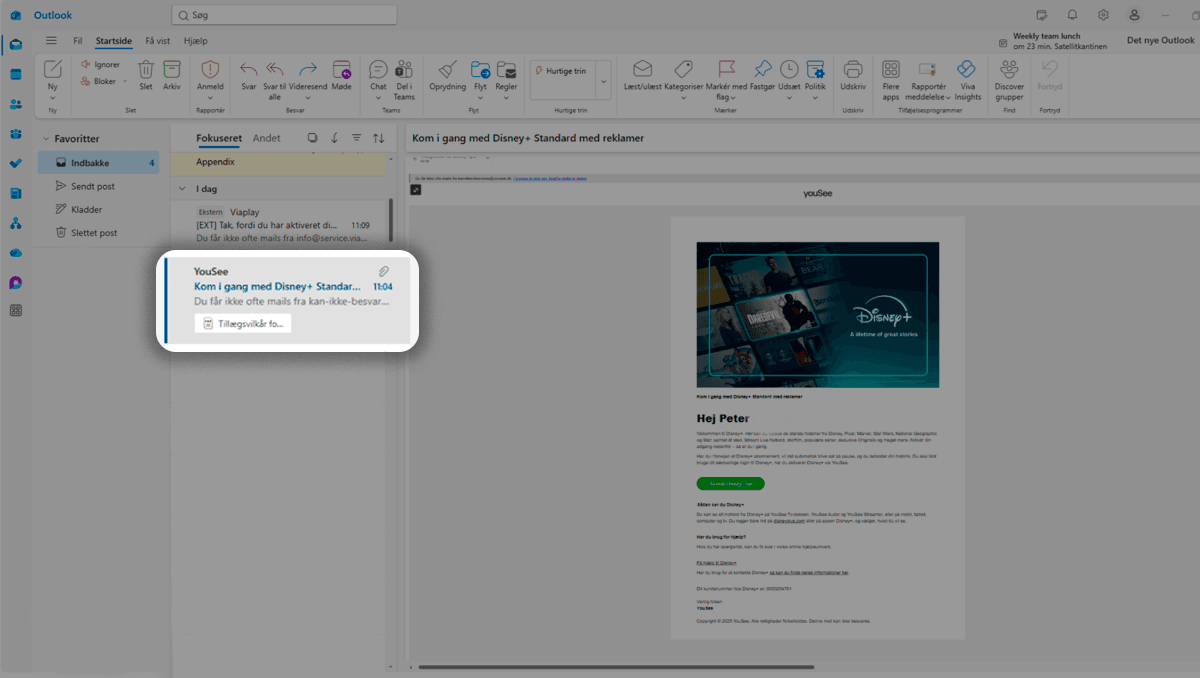 Outlook-indbakke med fremhævet e-mail fra YouSee om Disney Plus-abonnement med standardreklamer