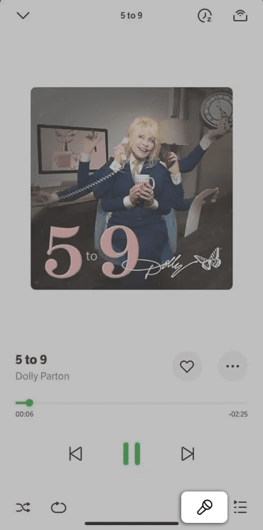 Billedet viser YouSee Musik appen med en grøn markering rundt om en mikrofon nederst i højre hjørne.