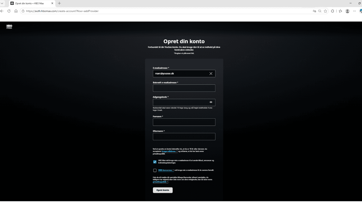 Formular til oprettelse af HBO Max-konto med felter til emailadresse, adgangskode, fornavn og efternavn samt samtykkeerklæringer