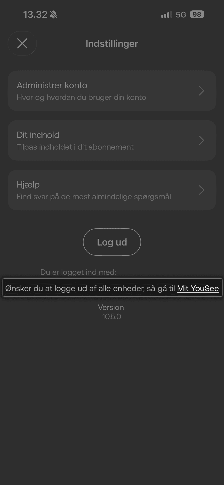 Indstillingsskærm i YouSee Play-appen med menupunkter for konto, indhold, hjælp og log ud-knap. Nederst på siden er "Ønsker du at logge ud af alle dine enheder, så gå til Mit YouSee" markeret.