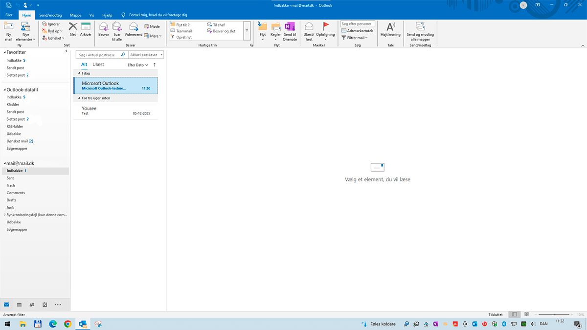 Outlook‑vindue med tom læserude og valgt mail i venstre side.