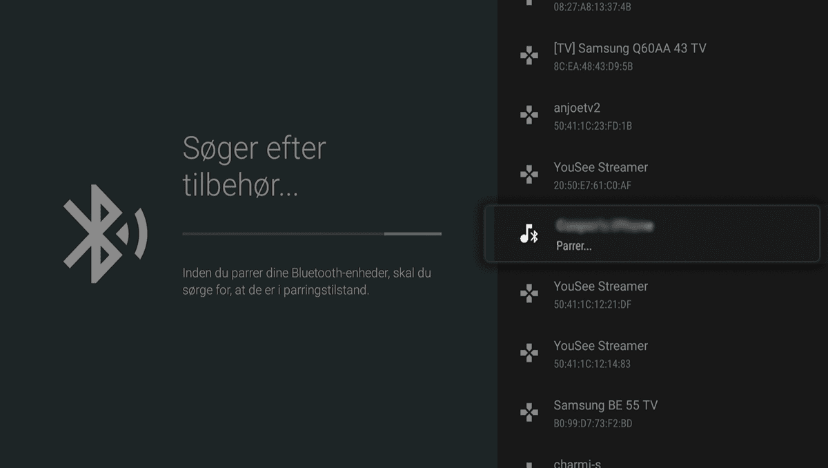 Til venstre på skærmen står der Søger efter tilbehør. En mørk drop down menu til højre i billedet viser en kategori fremhævet med enhedens navn og teksten Parrer under.