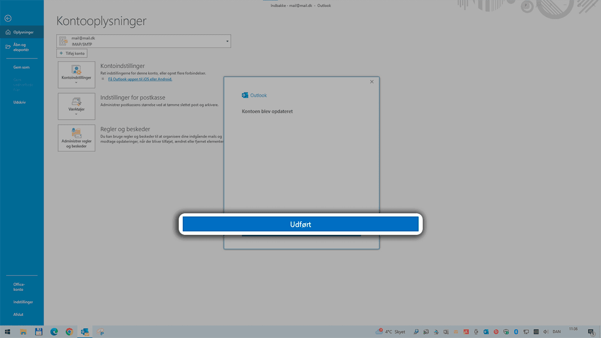 Outlook‑vindue med dialogboks; stor blå knap “Udført” er fremhævet.