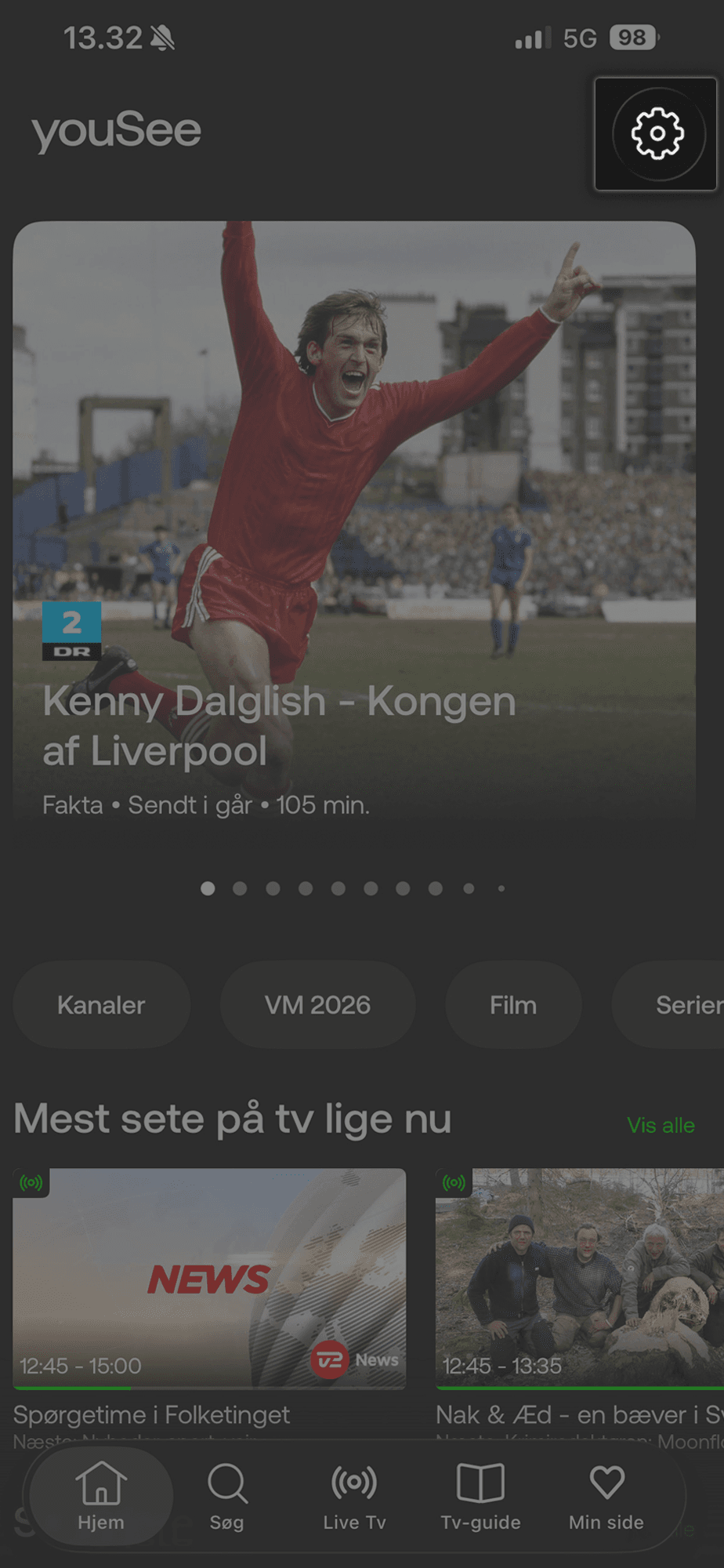 Forside af YouSee Play-appen, hvor tandhjulet er markeret og valgt i øverste højre hjørne. Tandhjulet er ikonet for Indstillinger.