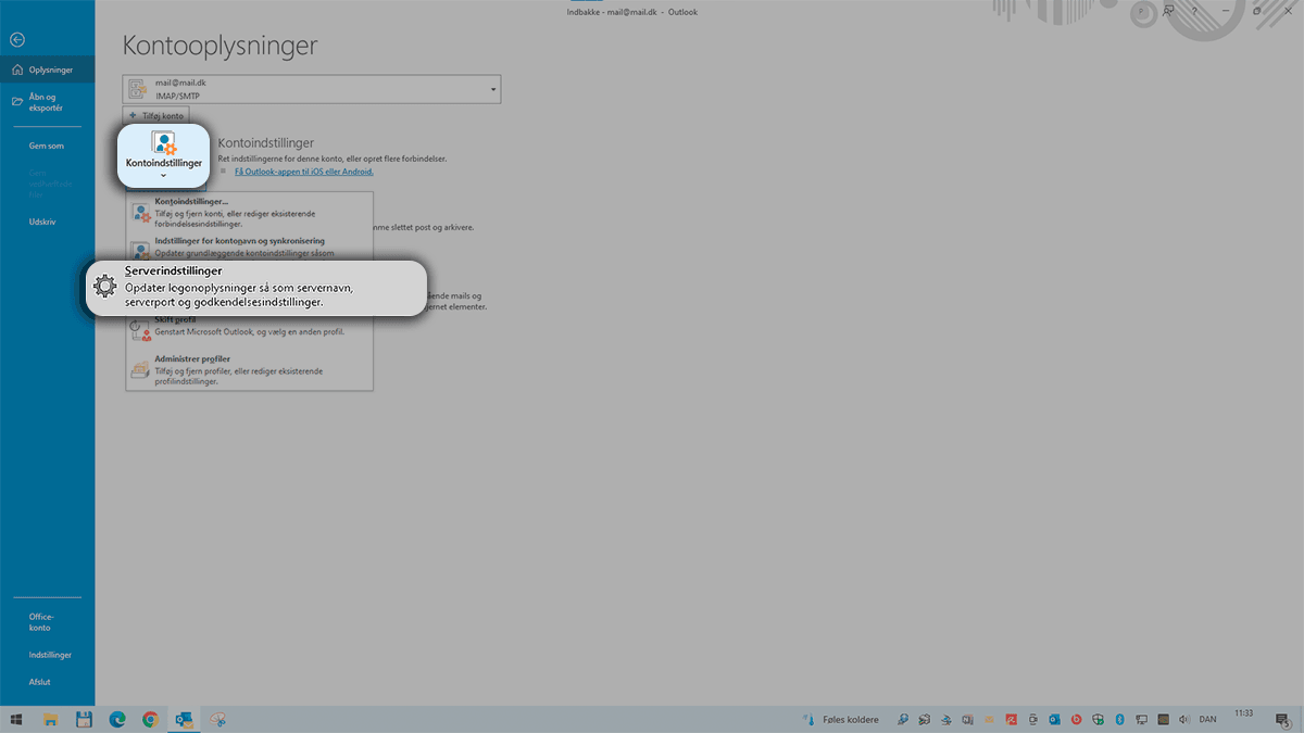 Outlook‑vindue med highlight på ‘Kontoindstillinger’ og ‘Serverindstillinger’.