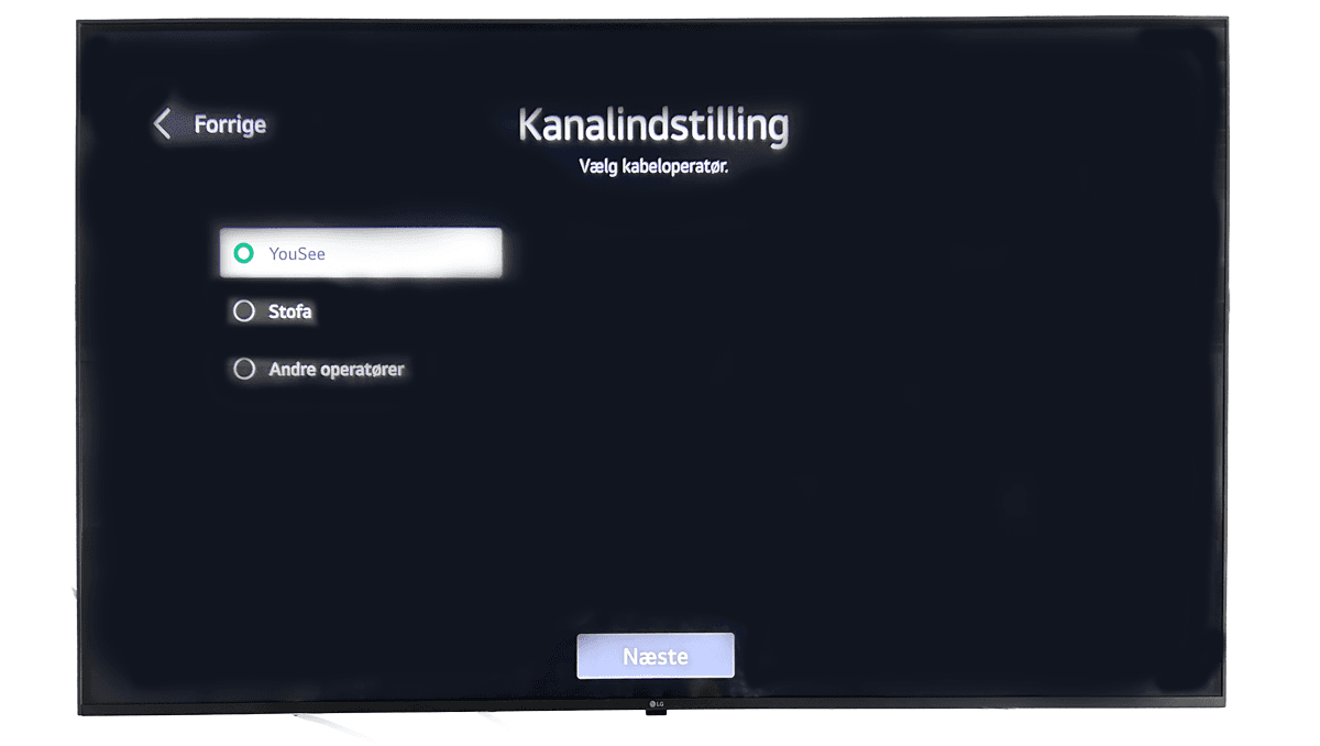 Tv-skærm med kanalindstillingsmenu hvor YouSee er valgt som kabeloperatør med mulighed for at vælge Stofa eller andre operatører.